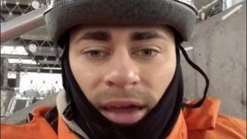 Repartidor español de Just Eat en Suiza, con casco y chaqueta naranja, grabándose en vídeo para explicar su salario y condiciones de trabajo.