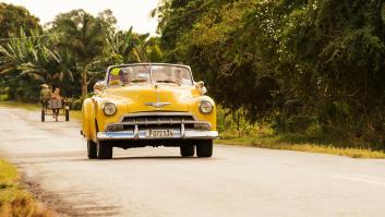 Viñales, Cuba - 6 de diciembre de 2017: Auto clásico de los años 50 en una calle de Cuba