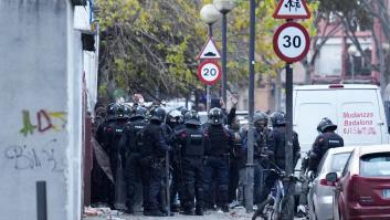 Desalojados cientos de migrantes de un antiguo instituto de Badalona, sin alternativa habitacional