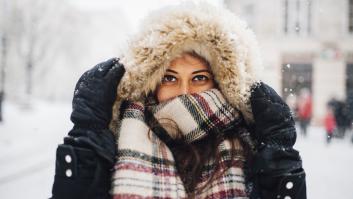 Mujer en la calle nevado