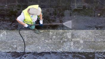 Domènec Caballé, barrendero de quinta generación: "Antes en el camión éramos tres, ahora todo se hace con un mando, como una PlayStation"