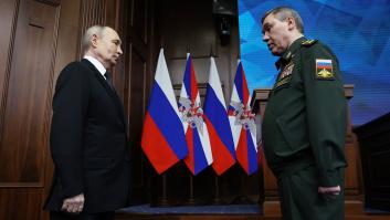 Eufemismos, mentiras y un portazo a las ansias de paz de Trump: las claves del discurso de Putin a sus militares