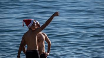 Dos hombres se hacen un selfi en la playa de la Barceloneta, en Barcelona, el invierno pasado.