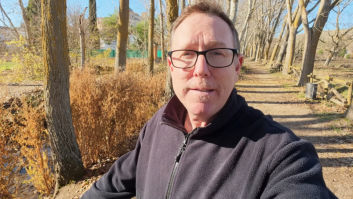 Un británico que lleva 25 años en España da en el clavo al resumir la razón por la que recomienda aprender español: "Si no, os perdéis el humor de aquí, que es único"