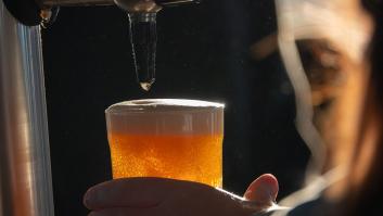 Pide una caña en un bar, le cobran 2,50 euros y suelta una frase que hiere a la camarera: ella responde de una forma que retumba