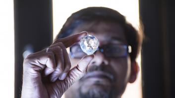 Tasador sostiene un diamante natural de gran tamaño durante su evaluación