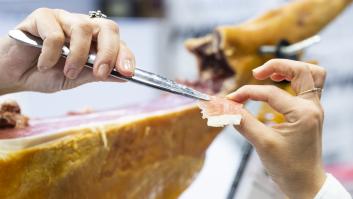 Un cortador de jamón explica en qué hay que fijarse para saber si una pieza es buena