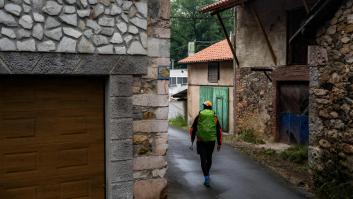 Fran, español que sobrevive con su hijo en una aldea sin comunicación: "Me he cansado tanto de llevar la vida en una maleta"