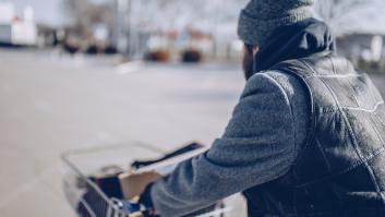 Un sintecho ahorra 200 euros recogiendo 2500 botellas, ve el problema de estas madres solteras y toma una decisión