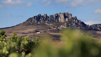 Una vista del pueblo de Sajazarra, en La Rioja, con la montaña de fondo y el paisaje de viñedos