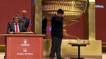Lo que hace este niño durante el sorteo de la Lotería llama la atención: a más de uno le pasaría en su situación