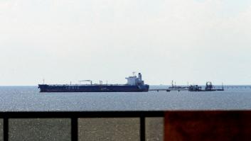 El petrolero Ionic Anax, fletado por Chevron, cerca del puerto de Bajo Grande en el lago de Maracaibo (Venezuela), el 13 de diciembre de 2025.