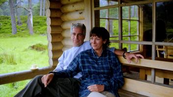 Ghislaine Maxwell y Jeffrey Epstein, en una imagen publicada por el Departamento de Justicia en Washington, el 19 de diciembre de 2025.