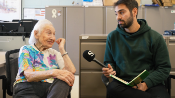 Mujer de 105 años junto al creador de contenido canadiense, William Rossy.