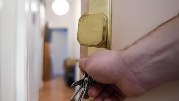 Álex, joven que vive en una casa de 10 metros cuadrados útiles en Madrid: "Si me dieran una hipoteca podría pagarla, pero de dónde saco 60.000 euros de entrada"