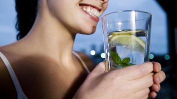 Persona bebiendo agua con limón, una práctica habitual vinculada a mitos sobre nutrición y bienestar.