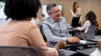 Manolo, 80 años, estudia Historia en la Universidad de Málaga: "Me matan los exámenes, los borraría por completo"