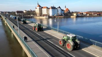 Cierran el puente de un pueblo y un agricultor ha recorrido más de 1.000 kilómetros para rodearlo: "Es mucho desperdicio de combustible"
