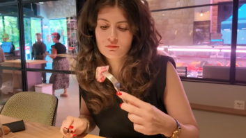 Una experta en gastronomía viaja a un pueblo del norte de España para probar la chuleta y su reacción tras el primer bocado es inmediata: "Es increíblemente tierna, suave y jugosa"