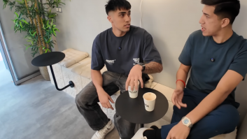 Kevin Gómez conversando junto al emprendedor argentino, Nacho Majul.