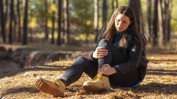 Una joven dolorida tras una caminata.