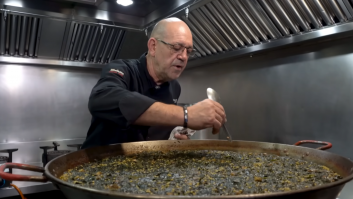 Si el arroz tapa los tornillos, lo estás haciendo mal: la regla de oro de un maestro paellero para saber si tu paella tiene el volumen perfecto