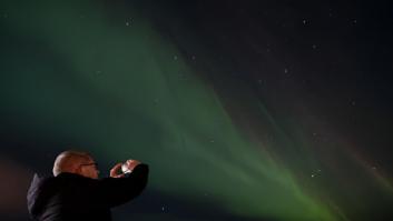 Una persona tomando fotografías de la aurora boreal en la ciudad de Hamar en Noruega.
