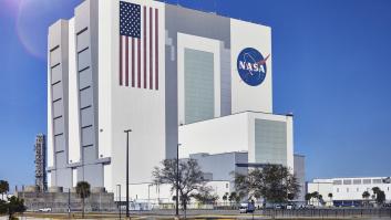 El triste final de los 100.000 libros de la mayor biblioteca de la NASA que acaba de cerrar: "Tirados a la basura"