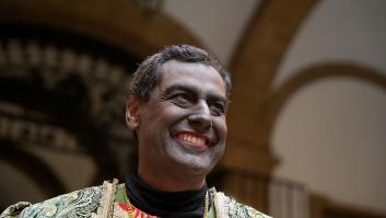 Consenso demoledor al aparecer Juanma Moreno disfrazado de Baltasar en la cabalgata de Sevilla: "Una provocación"