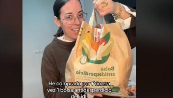 Compra por primera vez una "bolsa antidesperdicio" de Lidl, que cuesta 3 euros, y lo que saca de ahí trae cola