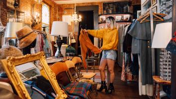 Emil compra una cómoda desgastada por 93 euros y al rebuscar en los cajones da con un gran tesoro secreto