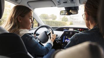 Sacarse el carnet de conducir ya cuesta 4.500 euros en la 'locomotora de Europa' y las autoescuelas están quebrando: "Es un colapso histórico"