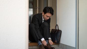 Un hombre japonés quitándose los zapatos en casa.