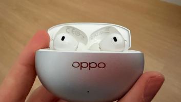 Los OPPO Enco X3s en su funda.