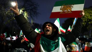 Trump deshoja la margarita para una posible intervención en Irán, mientras arden las calles en Teherán, con cientos de víctimas