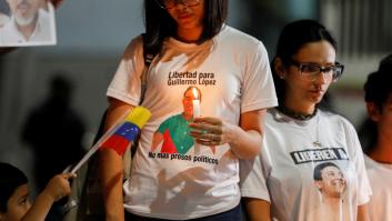 Imagen de una vigilia por presos políticos y arrestados en el centro de detención venezolano de El Helicoide.