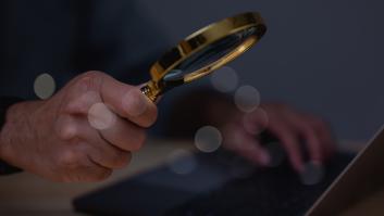 Un informático con 20 años en la empresa reclama 53.000 euros tras ser despedido por espiar a sus jefes: la Justicia lo rechaza y le impone pagar las costas del juicio