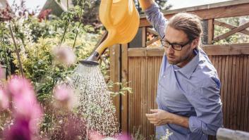 Un hombre regando sus plantas, en una imagen de archivo.