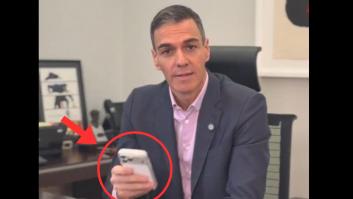 Pedro Sánchez con un iPhone 17 Pro, en color gris, en la mano.