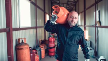 Las bombonas de butano se convierten en uno de los objetos más preciados en la sexta ciudad más poblada de España: "La demanda es muy elevada y cuando se acaban, se acaban"