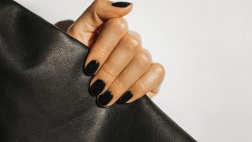 Una mujer con una manicura negra