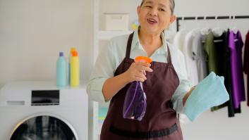 María, 65 años y 40 cotizados, se despierta a las 4 de la mañana para limpiar casas en negro: "Cobro 1.100 euros y no me llega"