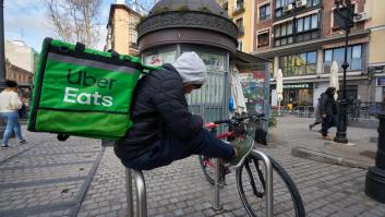 Uber Eats se suma a Glovo y renuncia a los repartidores autónomos para evitar problemas legales