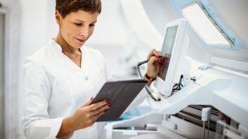 Una científica revisa los resultados de un estudio médico.
