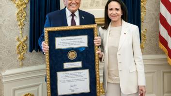Encuesta | ¿Dónde crees que colocaría Donald Trump la medalla del Nobel de la Paz de Machado?