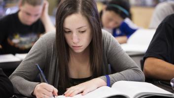 Lina, 18 años, después de que se haya prohibido el móvil en su instituto: "Antes sacaba un 8, ahora un 14"
