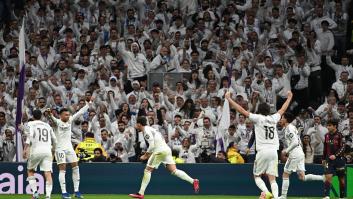 El jugador del Real Madrid Kylian Mbappé (2d) celebra su gol de penalti contra el Levante, durante el partido de LaLiga EA Sports disputado contra el Levante UD este sábado en el estadio Santiago Bernabéu de Madrid.