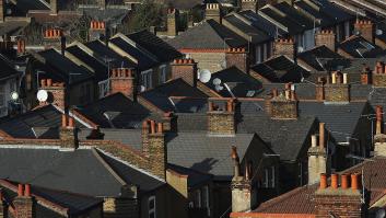 Leo y Kit, estudiantes que viven en un autobús averiado para ahorrarse el alquiler: "Sabíamos que debía haber una mejor manera de vivir en Oxford por menos"