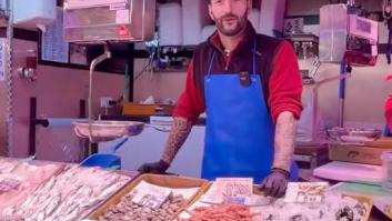 Un pescadero pone sobre la balanza la diferente manera de comprar de un adulto y de un joven: el contraste que ve dice mucho