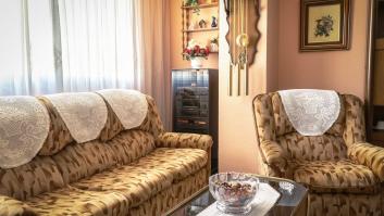 Ramón, recientemente jubilado, alquila el salón de casa por horas: "Me saco un dinero extra y disfruto de la gente que viene"